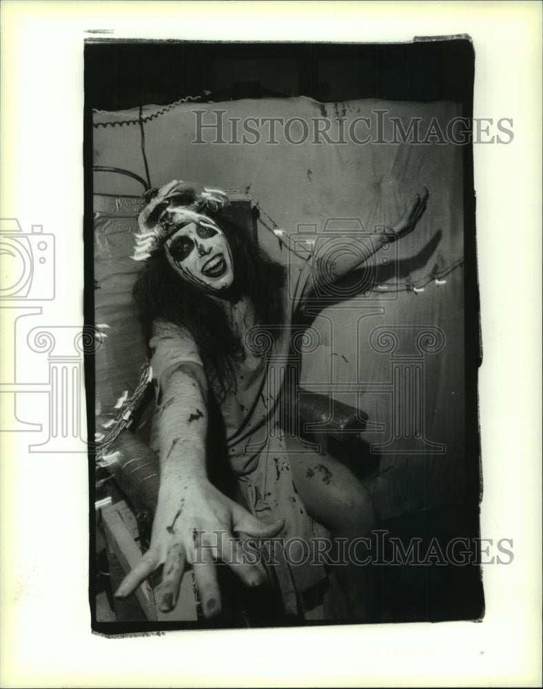 1993 Press Photo Blood Center&#39;s Costumed Haunted House worker - nob23344 - Historic Images