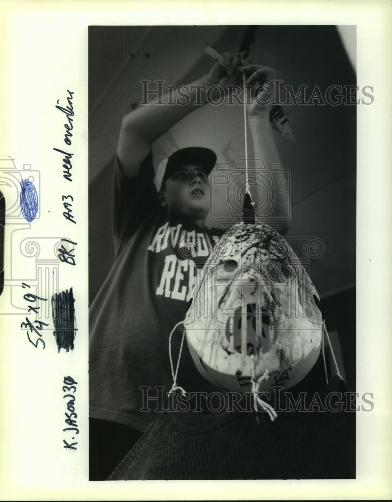 1991 Press Photo Bobby Costea hangs a Halloween decoration at his Metairie home - Historic Images