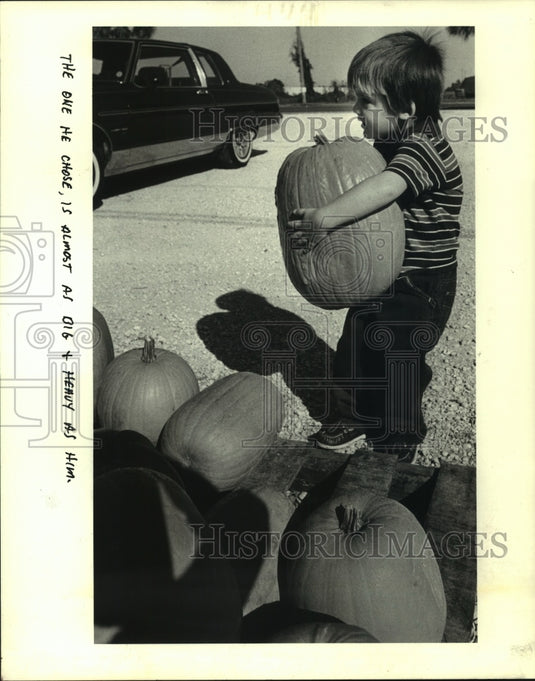 1983 Press Photo David Cherry, 3, Picks Out A Large Halloween Pumpkin - Historic Images