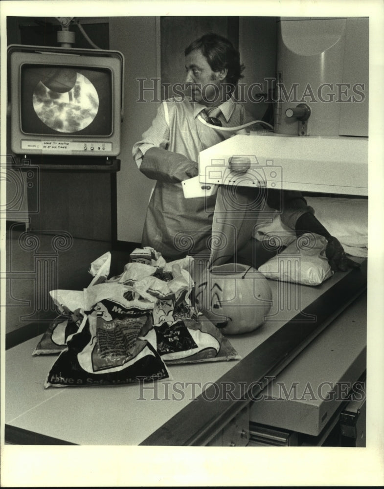 1983 Press Photo Wayne Taylor X-Rays Halloween Candy, Jo Ellen Smith Hospital - Historic Images