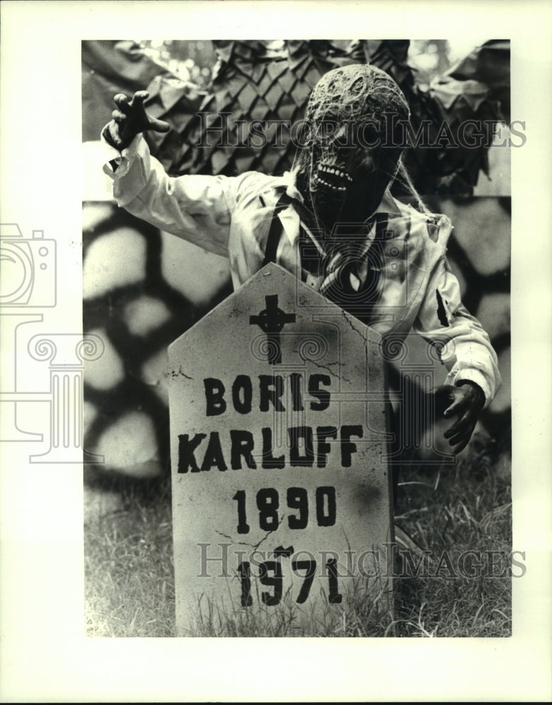 1985 Press Photo Kevin Gardebled, ghoul behind the tombstone. - nob23371 - Historic Images