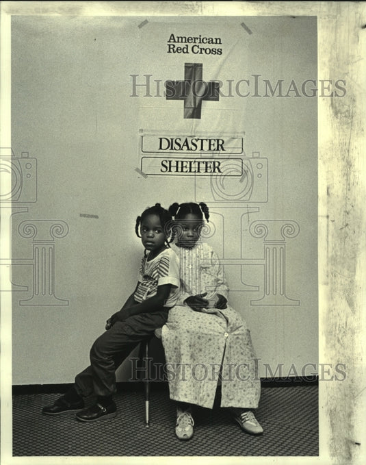 1982 Press Photo Kendra Fiffie and Ramona Jackson in the evacuation center. - Historic Images