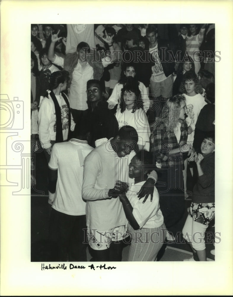 1989 Press Photo Dancers still going strong after about three hours of dancing. - Historic Images