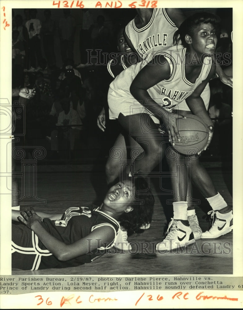 1987 Press Photo Lola Meyer, of Hahnville, runs over Conchetta Prince of Landry. - Historic Images