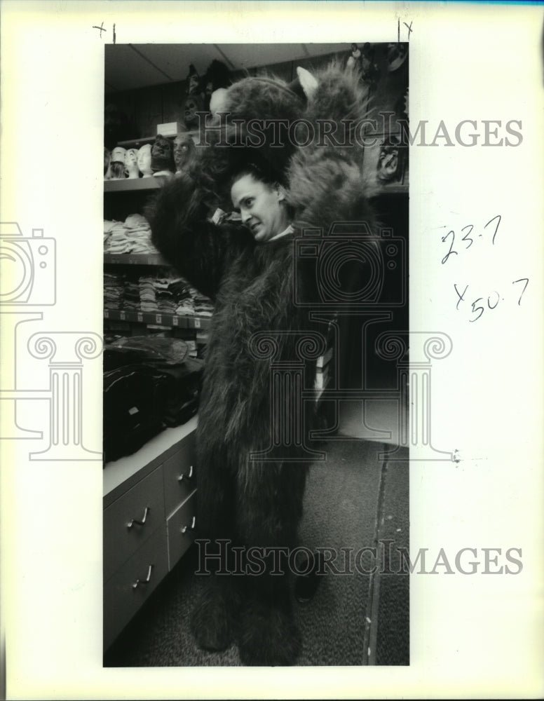 1991 Press Photo Bo Bryson tries on a Cookie Monster costume for Halloween. - Historic Images