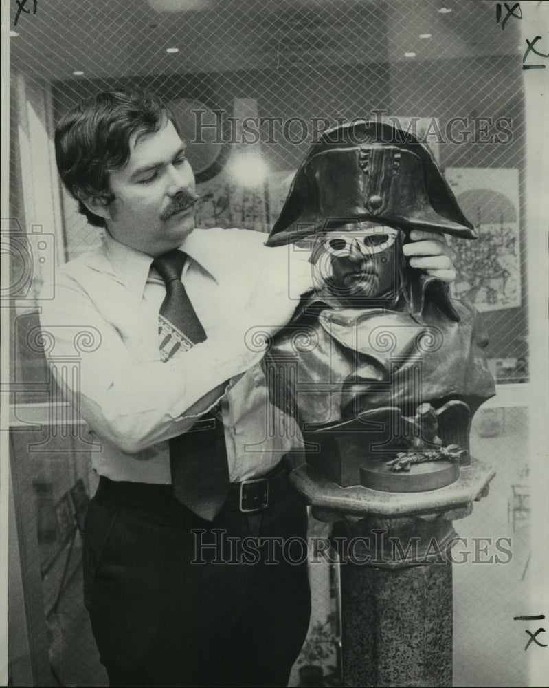 1977 Press Photo Napoleon bust masked by Collin Hamer Jr. - nob23407 - Historic Images