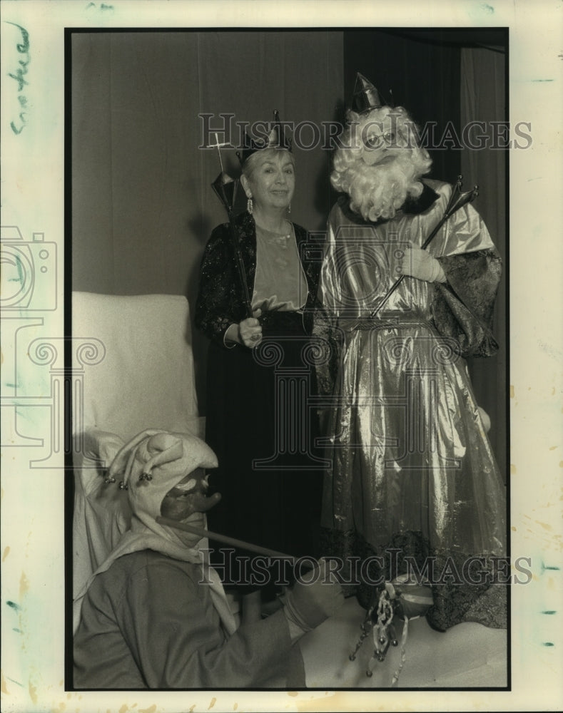 1991 Press Photo Jester, Queen Millicent Hamer, and King Arthur, Arthurians - Historic Images