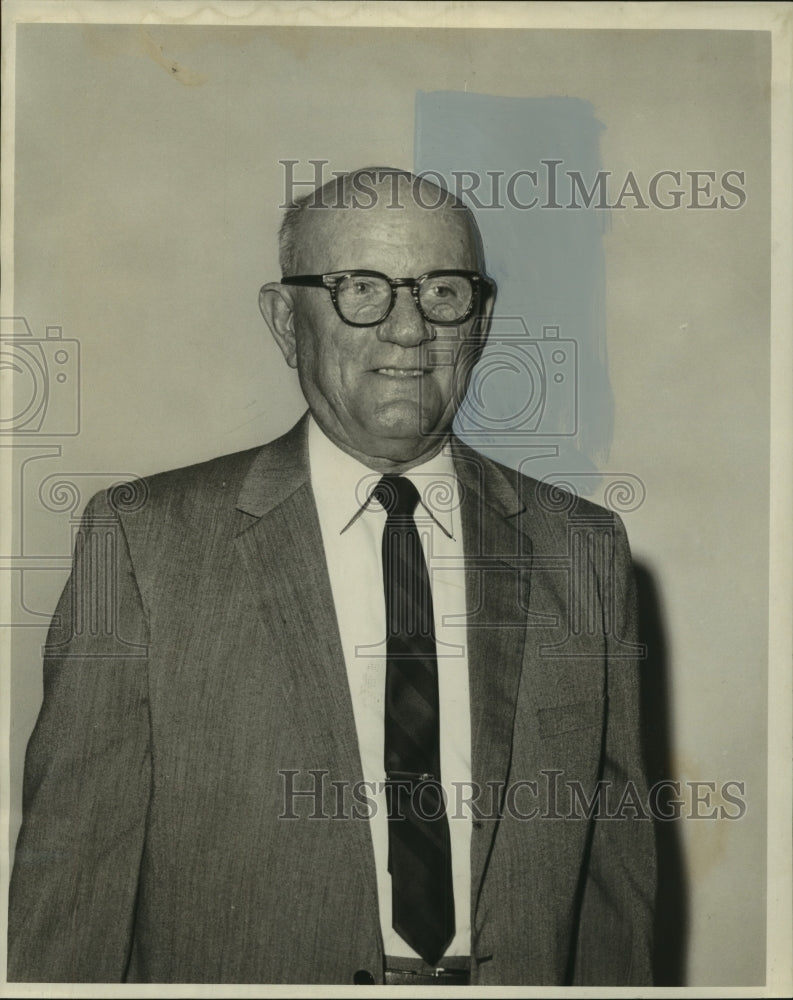 1965 Press Photo John Hamburger, minute clerk to First City Court Judge Seeber - Historic Images
