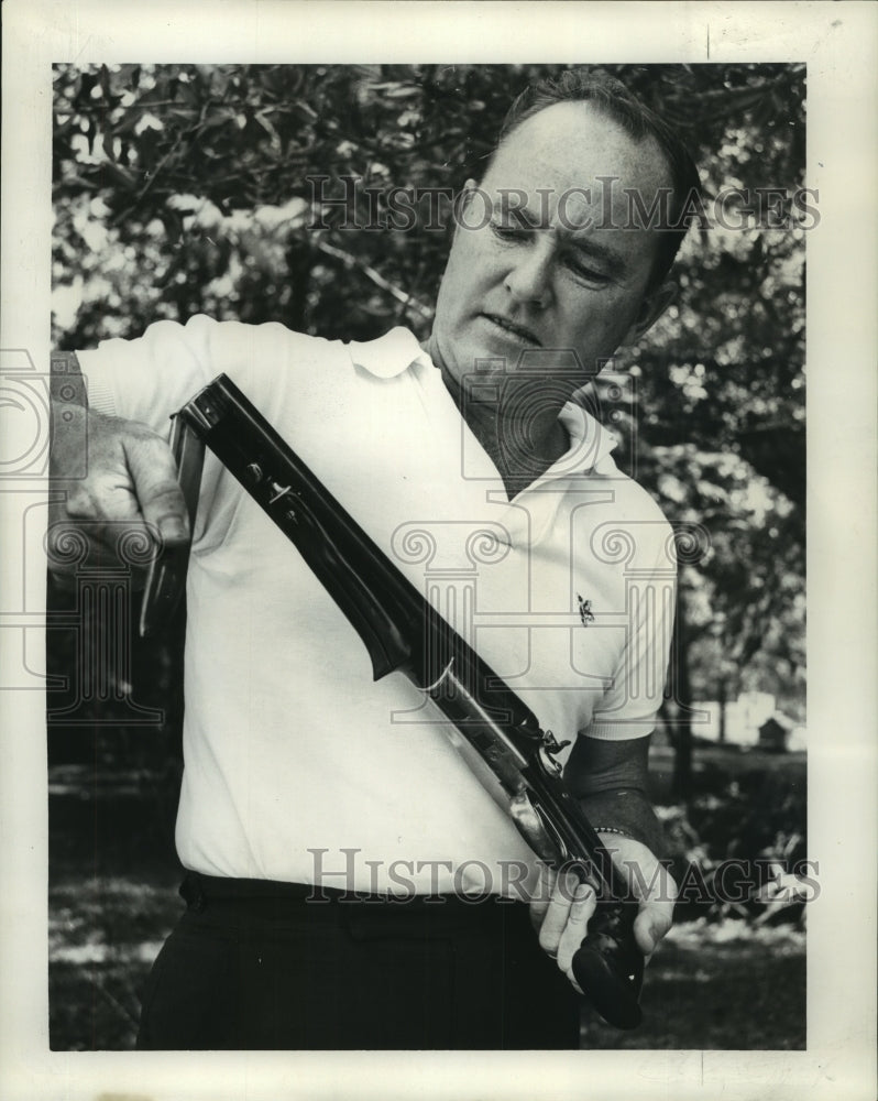 1963 Press Photo Hammons handles his sawed-off shotgun with bayonet - nob23428 - Historic Images