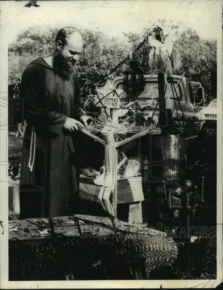 1968 Press Photo Reverend Charles Hammer with Straw Crucifix at Milwaukee Fair - Historic Images