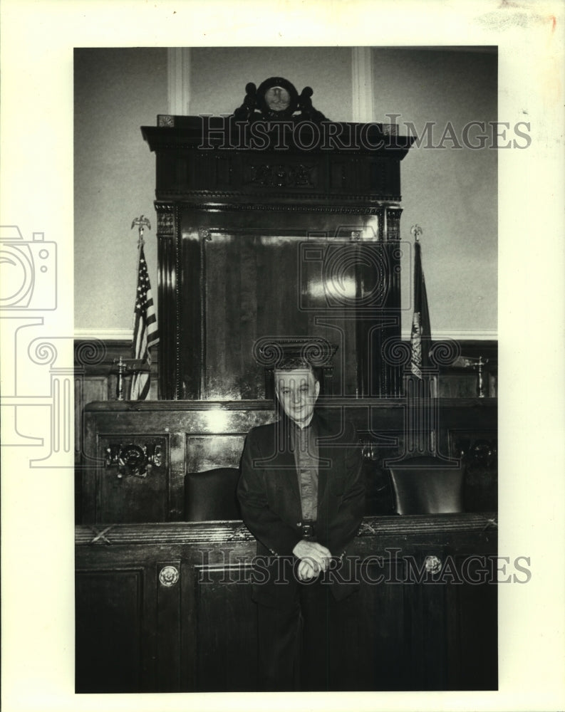 1988 Press Photo Walter Hammer, clerk of Criminal District Court Section F - Historic Images