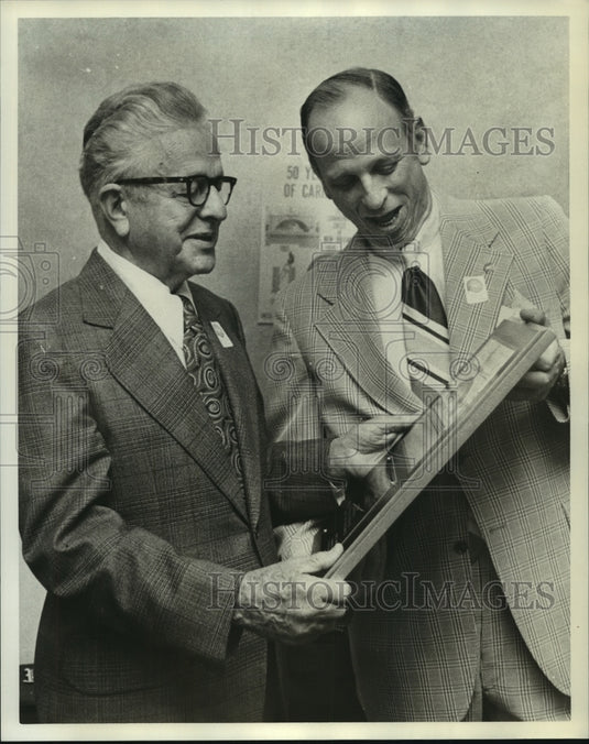 1975 Press Photo Harry L. Hammett, Robert C. McIntyre - United Fund Award - Historic Images