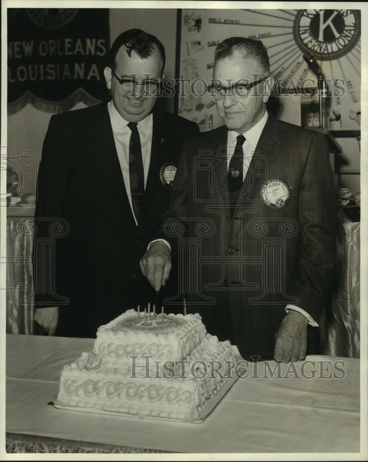 1964 Press Photo Robert M. Jemison and H.L. Hammett cut cake - nob23463 - Historic Images