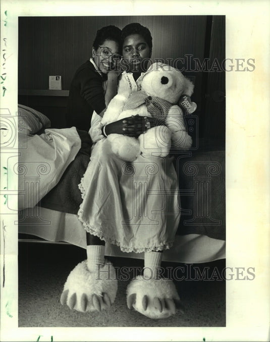 1988 Press Photo Children Nichole Hamrick & Tanika Thomas at Children's Hospital - Historic Images