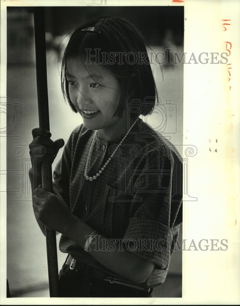 1984 Press Photo Korean Child Jung Hyun Han at World&#39;s Fair After Heart Surgery - Historic Images