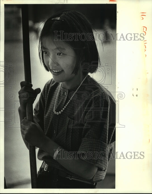 1984 Press Photo Korean Child Jung Hyun Han at World's Fair After Heart Surgery - Historic Images
