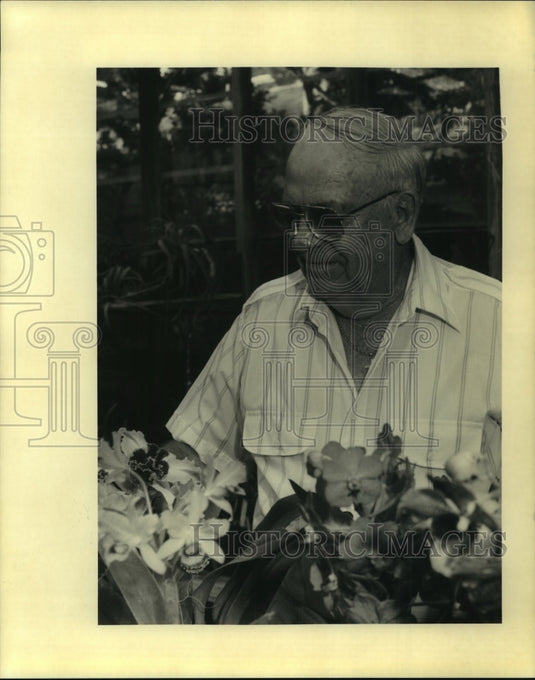 1992 Press Photo St. Bernard Chapter AARP Resident Jules Hammel with Orchids - Historic Images