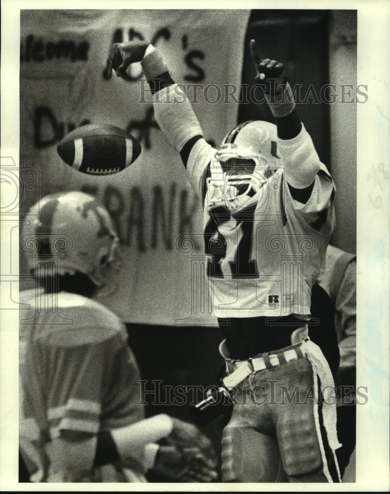 1986 Press Photo Football player Eric Ham celebrates after scoring in a game - Historic Images