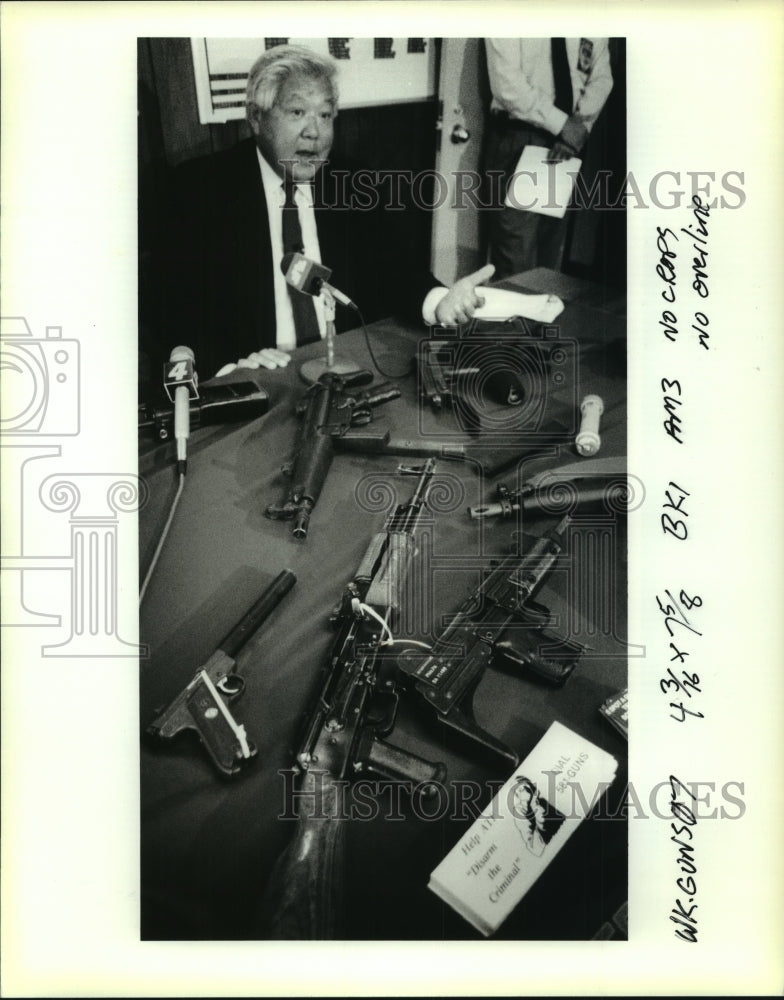 1990 Press Photo Jefferson Parish Sheriff Harry Lee at Press Conference on Guns - Historic Images