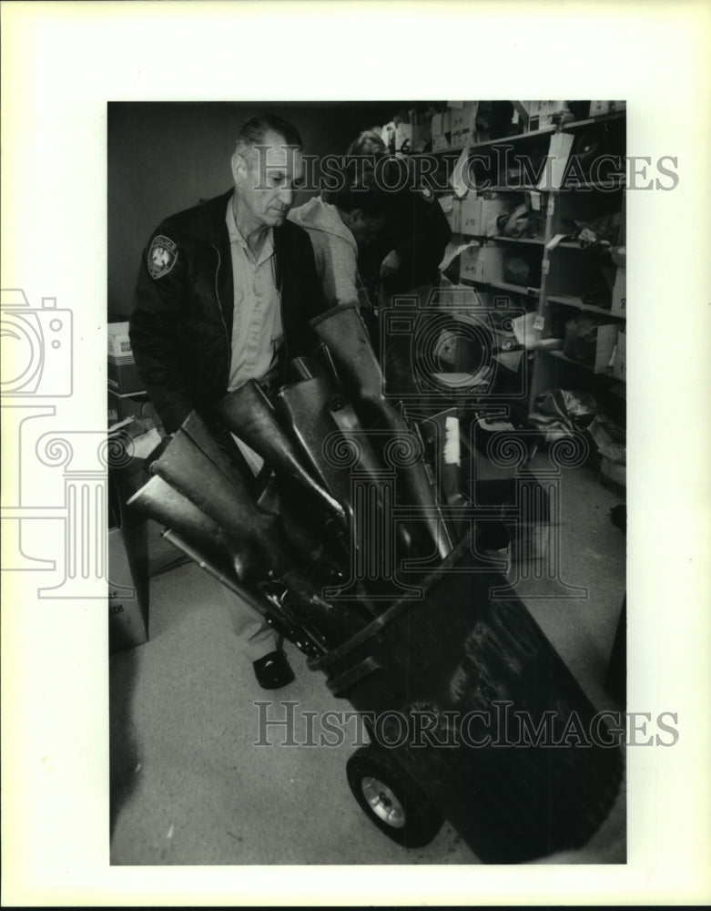 1993 Press Photo Lloyd Landry at Kenner Police Dept. Moves 40 Shotgun Rifles - Historic Images