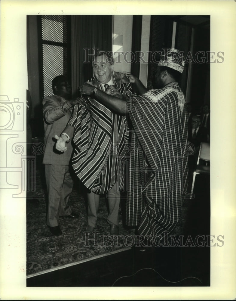 1985 Press Photo Lucien J. Gunter, Dock Board president puts on brocaded robe - Historic Images