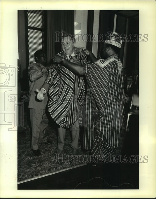 1985 Press Photo Lucien J. Gunter, Dock Board president puts on brocaded robe - Historic Images