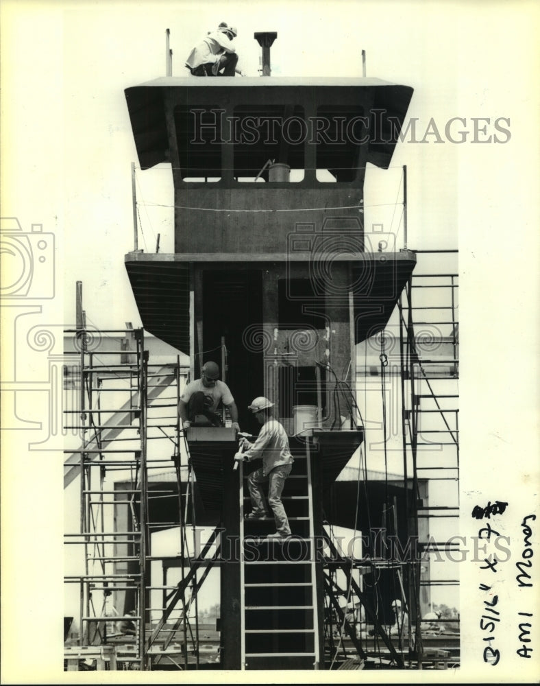 1990 Press Photo Halter Marine Inc. shipyard workers construct the top of ferry - Historic Images