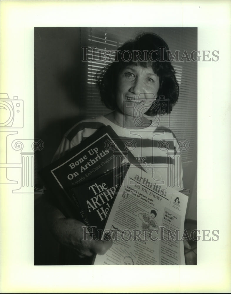 1993 Press Photo Arthritis sufferer Diane Hambacher, hold arthritis articles - Historic Images