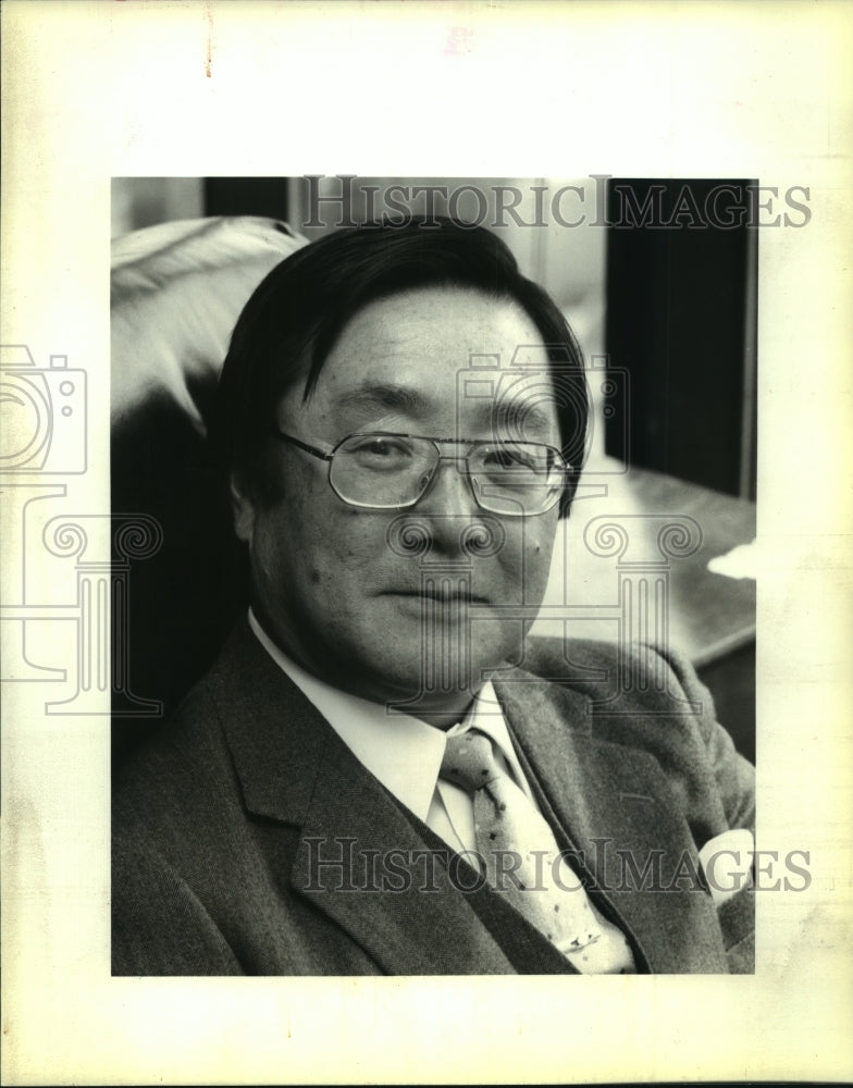 1992 Press Photo Mr. Yasuhiro Hamada, Japanese Consul General in his office - Historic Images