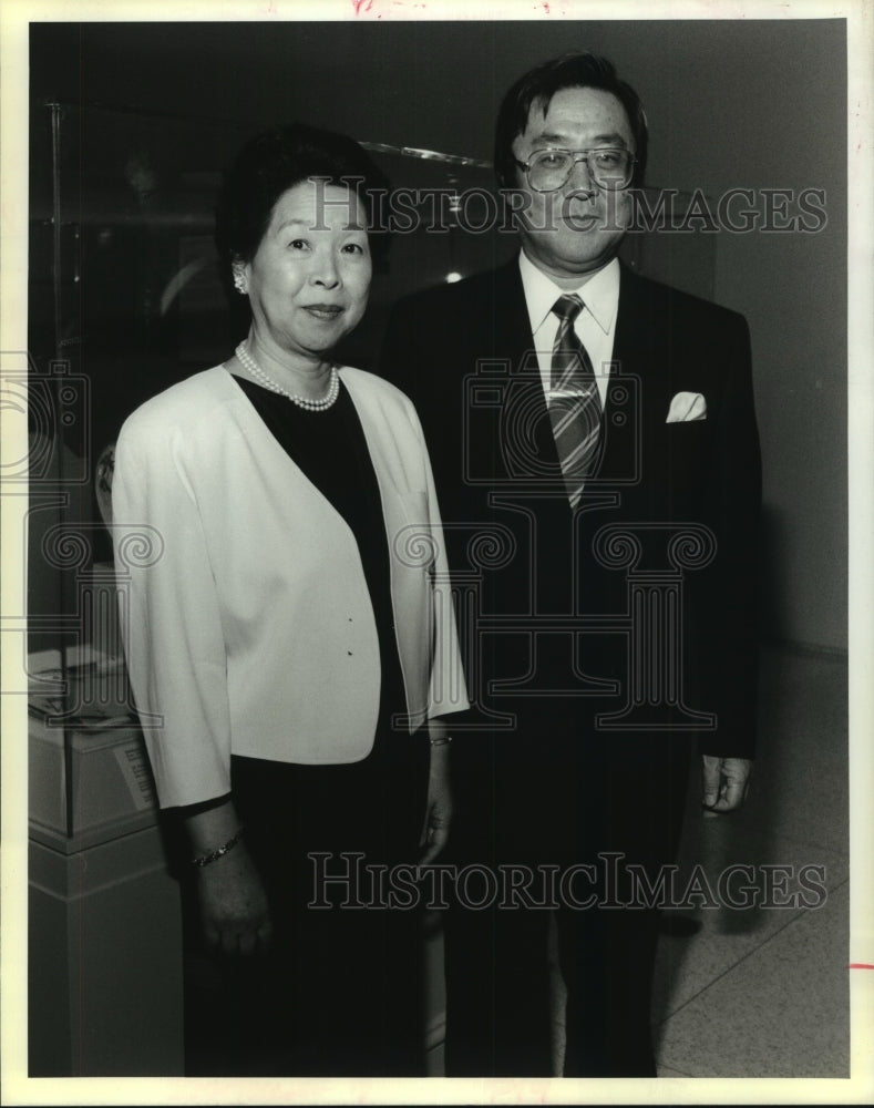 1994 Press Photo Hideko &amp; Consul General Yasuhiro Hamada of the Japanese Consul - Historic Images