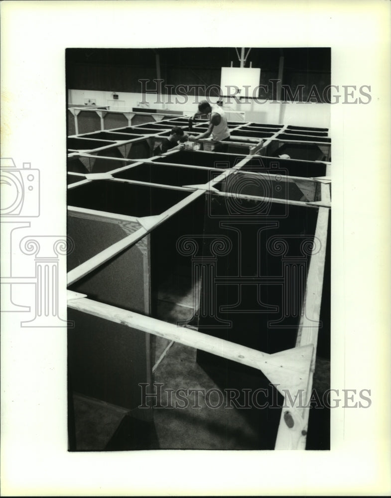 1995 Press Photo High school senior Daniel Brower helps complete a large maze - Historic Images