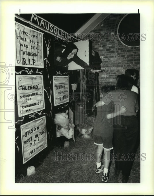 1995 Press Photo A not so dead member of the Lexington Mausoleum scares guests - Historic Images