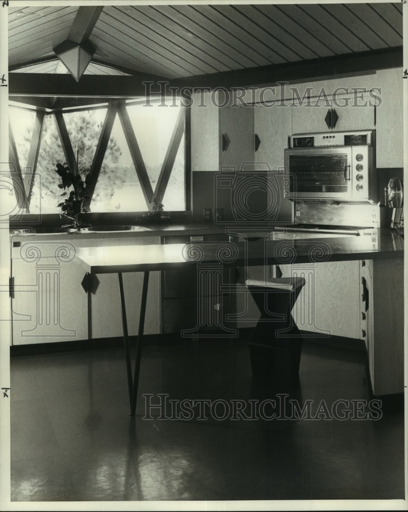 1960 Press Photo Home&#39;s electric kitchen features built-in appliances and sink - Historic Images