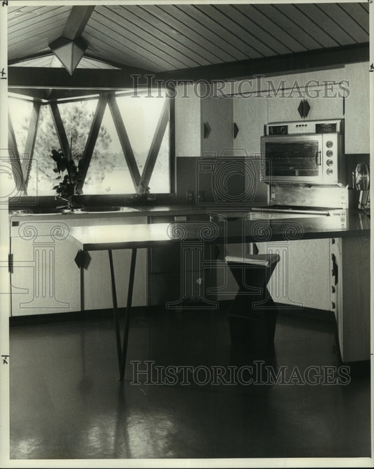 1960 Press Photo Home's electric kitchen features built-in appliances and sink - Historic Images