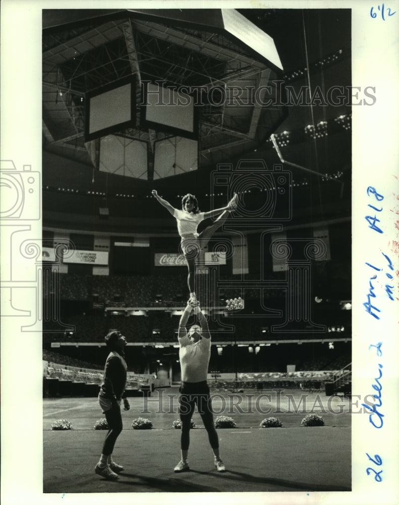 1986 Press Photo Cheerleading - Annette Gutowski at Saints cheerleading tryout - Historic Images