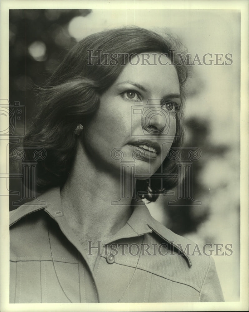 1975 Press Photo Champion race car driver Janet Guthrie talks about techniques - Historic Images