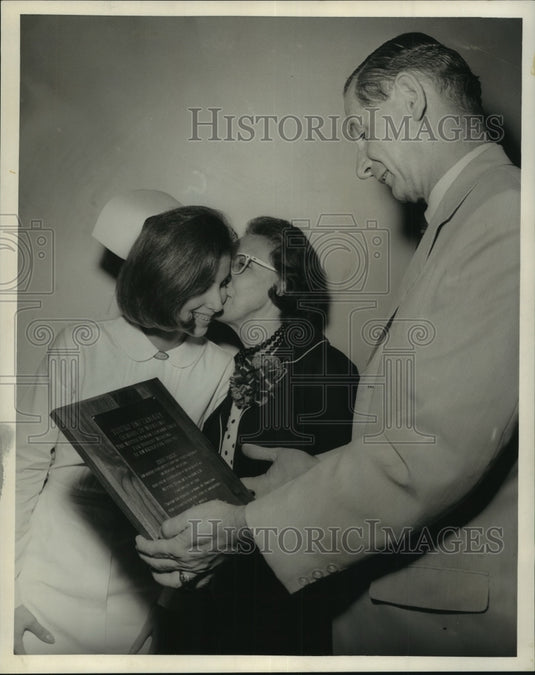 1966 Press Photo Touro Infirmary Nurse award winner Lynne Olive Gough and family - Historic Images