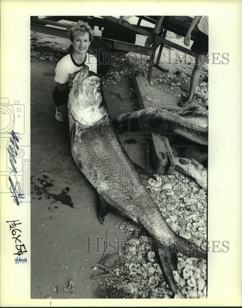 1990 Press Photo Grand Isle Tarpon Rodeo-Pepper Scheffler &amp; 184.4 lb Tarpon Fish - Historic Images