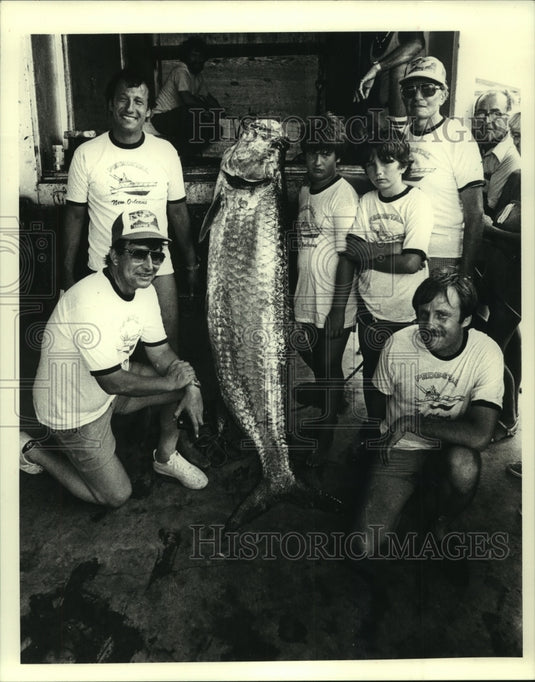 1983 Press Photo Grand Isle Tarpon Rodeo participants hold a 187-pound tarpon - Historic Images
