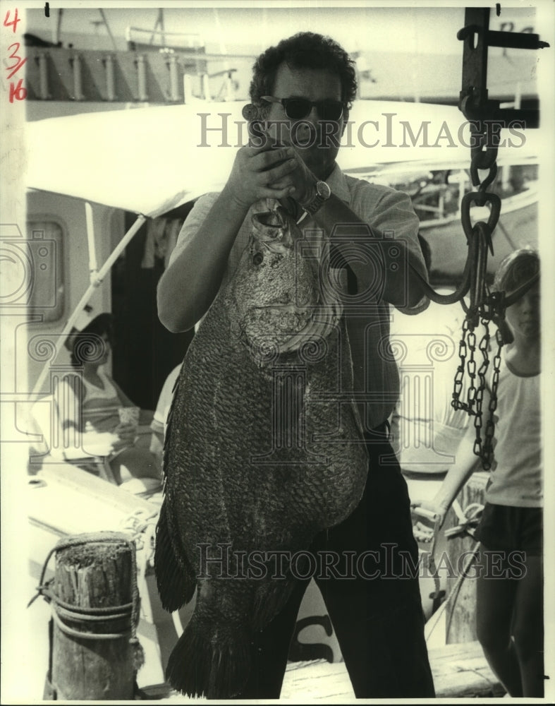 1979 Press Photo Grand Isle Rodeo weighmaster Gerald Atkins holds tripletail-Historic Images