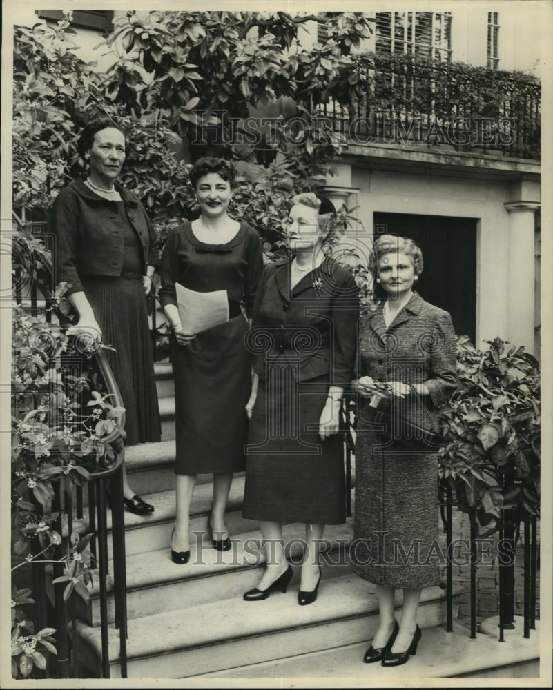 1959 Press Photo Mrs. Edgar B. Stern and guests at Stern home, Garden Lane-Historic Images