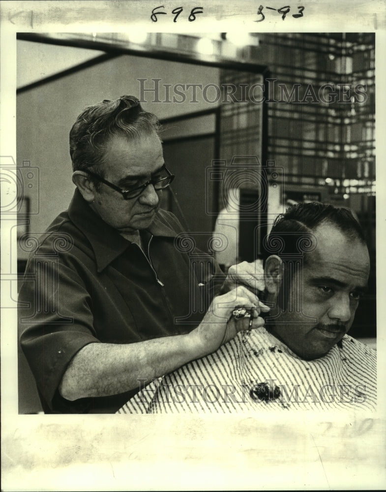 1981 Press Photo George Graham is cutting the hair of customer Lloyd Carey. - Historic Images