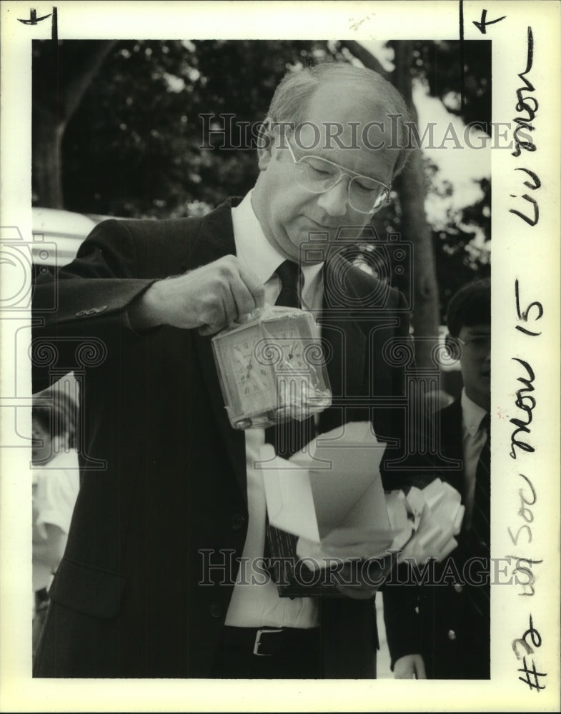 1989 Press Photo Politician Phil Gramm Receives a Gift Clock - nob23677 - Historic Images