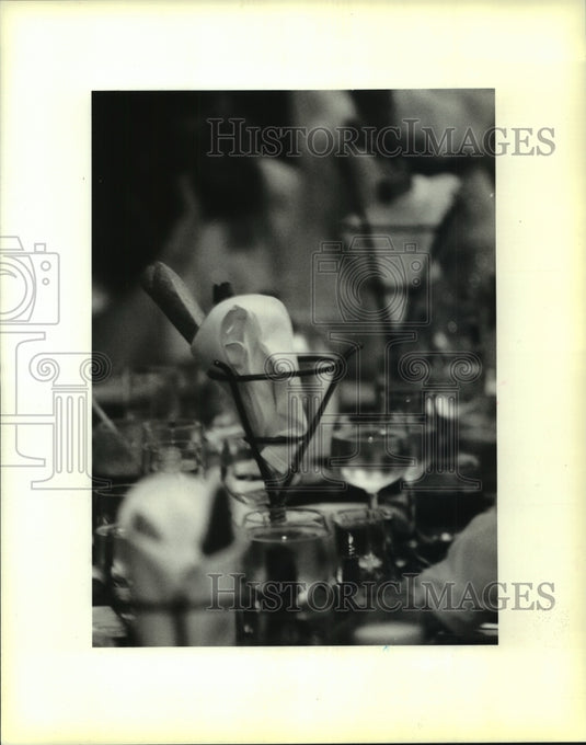 1995 Press Photo Graham's Restaurant Table Scene of Bread Sticks in Wire Basket - Historic Images