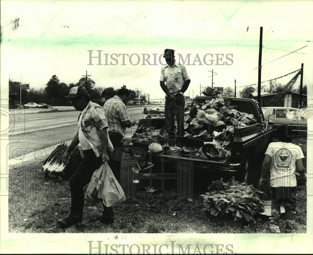 1985 Press Photo Clarence Gray sells cabbage alongside Airline Highway - Historic Images