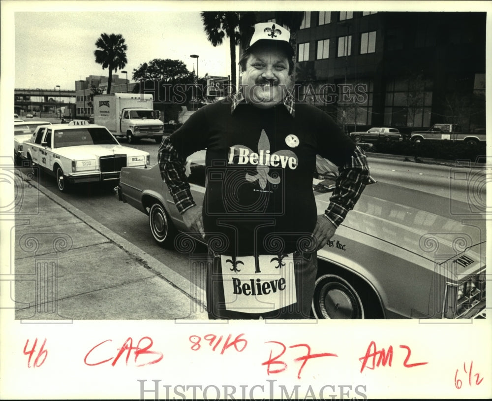 1988 Press Photo Cab Driver Danny Gray Supports New Orleans Saints Football - Historic Images