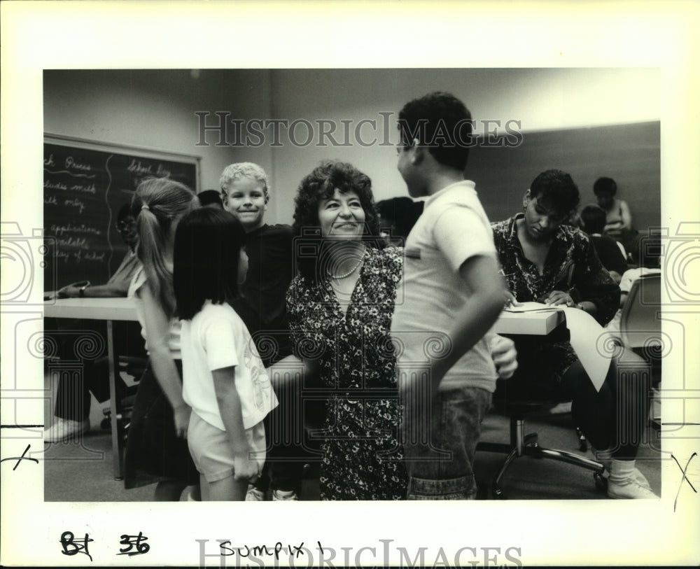 1989 Press Photo Principal Mary Ellen Gravois Greets Students, New Orleans - Historic Images