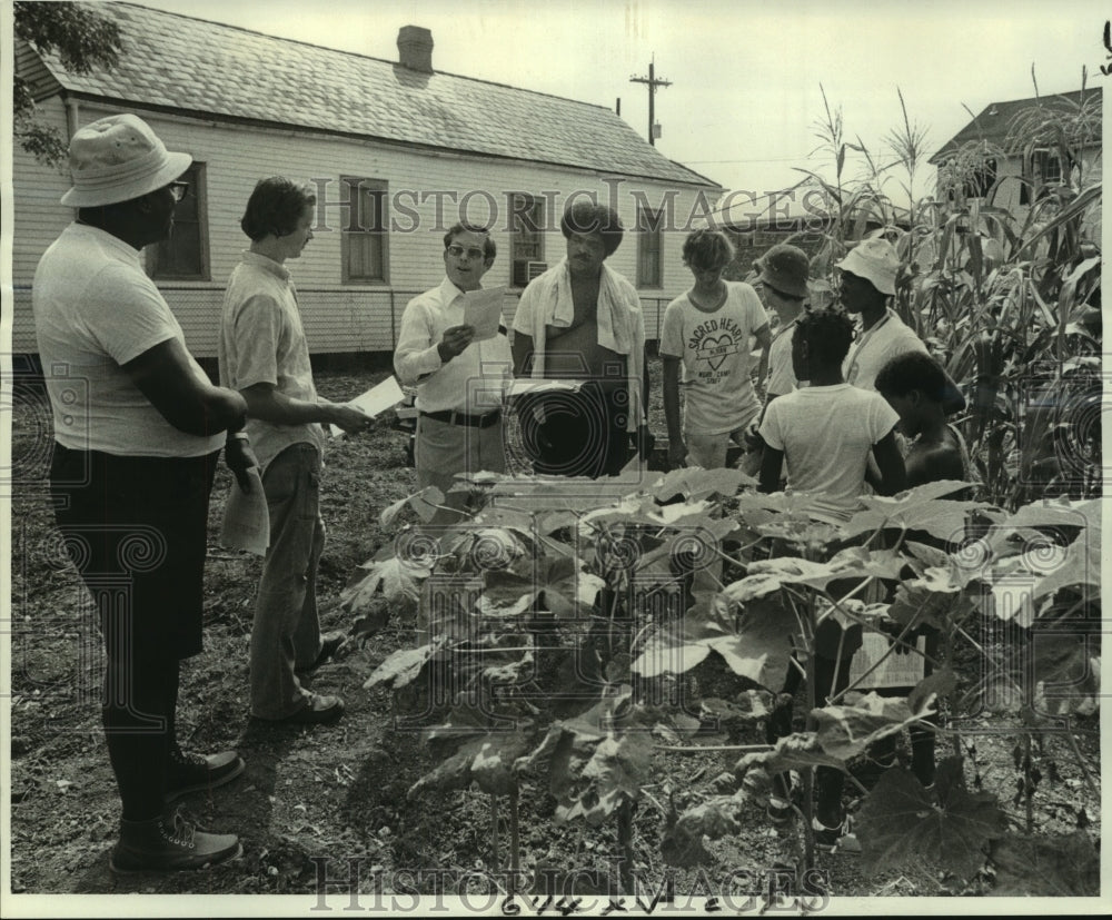 1976 Press Photo Bill Greene speaks at the Gravier Street Community Garden - Historic Images