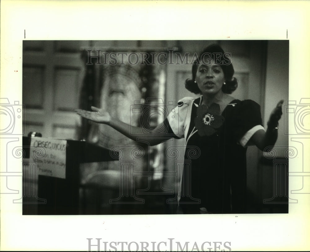 1992 Press Photo New Orleans Toastmasters Club member Debra Gould gives speech - Historic Images