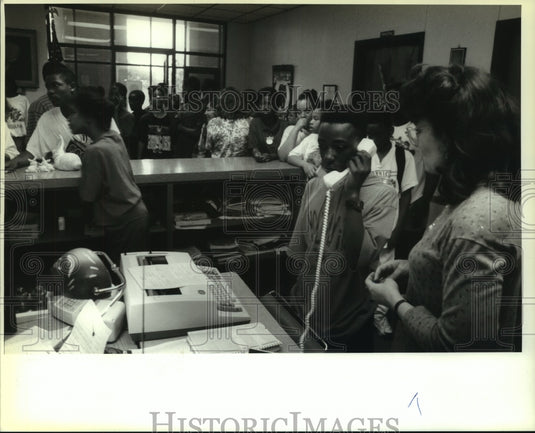 1994 Press Photo Leon Goudchaux High students after firing in Reserve - Historic Images